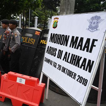 Petugas kepolisian melakukan penutupan jalan kawasan kompleks Parlemen jelang pelantikan Presiden Joko Widodo dan Wakil Presiden Maruf Amin di Senayan, Jakarta, Minggu (20/10/2019).