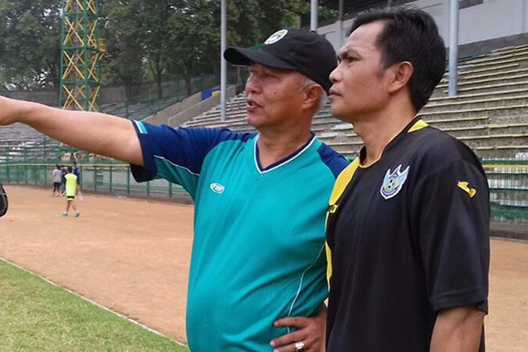 Khusairi (kanan) saat bertukar pikiran dengan Hanafi sambil memantau skuad Persegres berlatih jelang pertandingan Liga 1 2017.