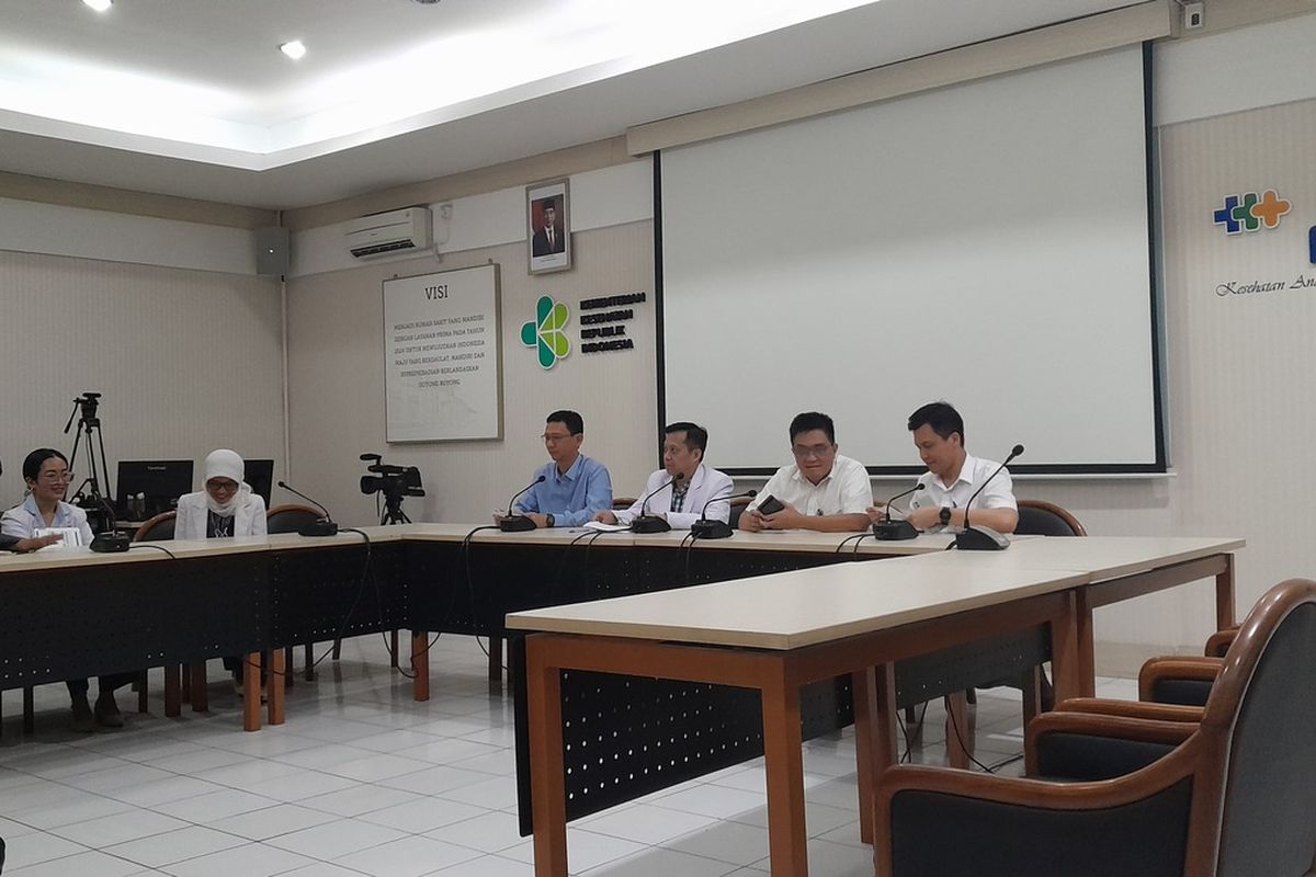 Tim dokter RSHS bandung tengah menjelaskan pascaoperasi pemisahan bayi siam Hasan yang meningga dan Husein yang masih berjuang melewati masa kritisnya, di RSHS Bandung, Rabu (25/10/2023)