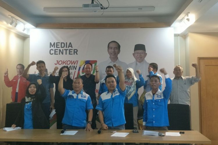 Federasi Serikat Pekerja Nasional yang berafiliasi dengan Konfederasi Serikat Pekerja Indonesia (KSPI) menyatakan dukungan untuk Jokowi-Maruf di Posko Cemara, Kamis (4/2/2019).  
