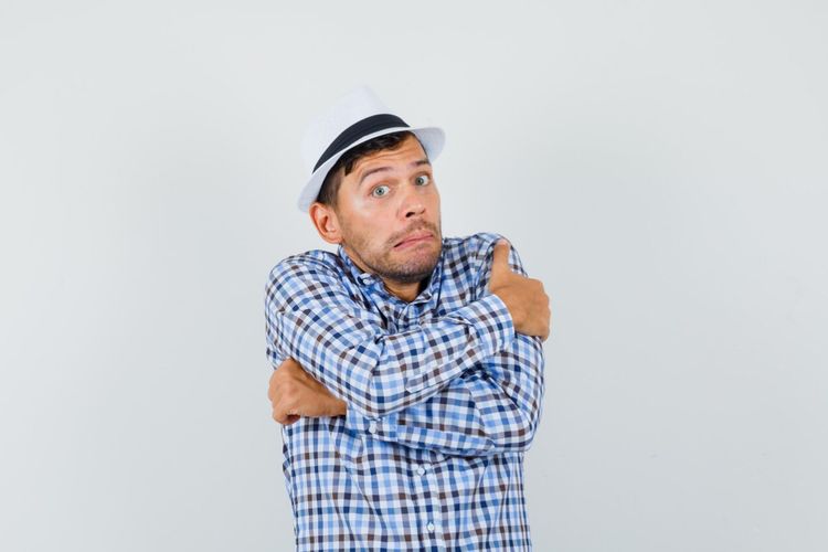 Kenali 7 ciri orang berbohong yang sering luput terlihat, mulai dari jawaban terlalu detail hingga perubahan nada bicara.