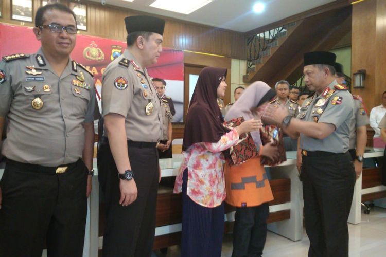 Kapolri Jenderal Tito Karnavian memberikan santunan kepada istri dua anggota kepolisian yang terluka dalam ledakan di gereja Santa Maria Tak Bercela, Surabaya.