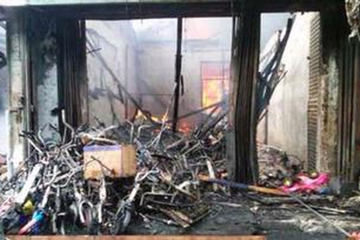 Kebakaran di depan Pasar Palmerah, Jakarta Pusat, Rabu (7/3/2012) menghanguskan 9 ruko dan rumah di belakangnya.