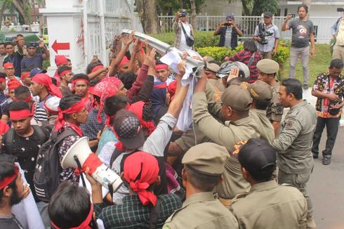 Protes Pembabatan Hutan Adat, Mahasiswa dan Satpol PP Ricuh di Kantor Gubernur Maluku