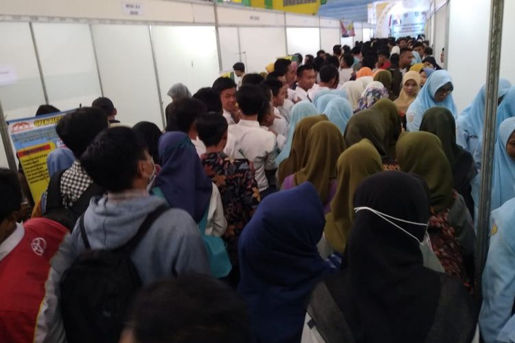 Ribuan pencari kerja memadati area Job Fair yang digelar oleh Kementerian Ketenagakerjaan RI bekerjasama dengan Dinas Tenaga Kerja Kabupaten Jombang. Kegiatan tersebut digelar pada 29 - 30 Agustus 2018 di GOR Merdeka Jombang.