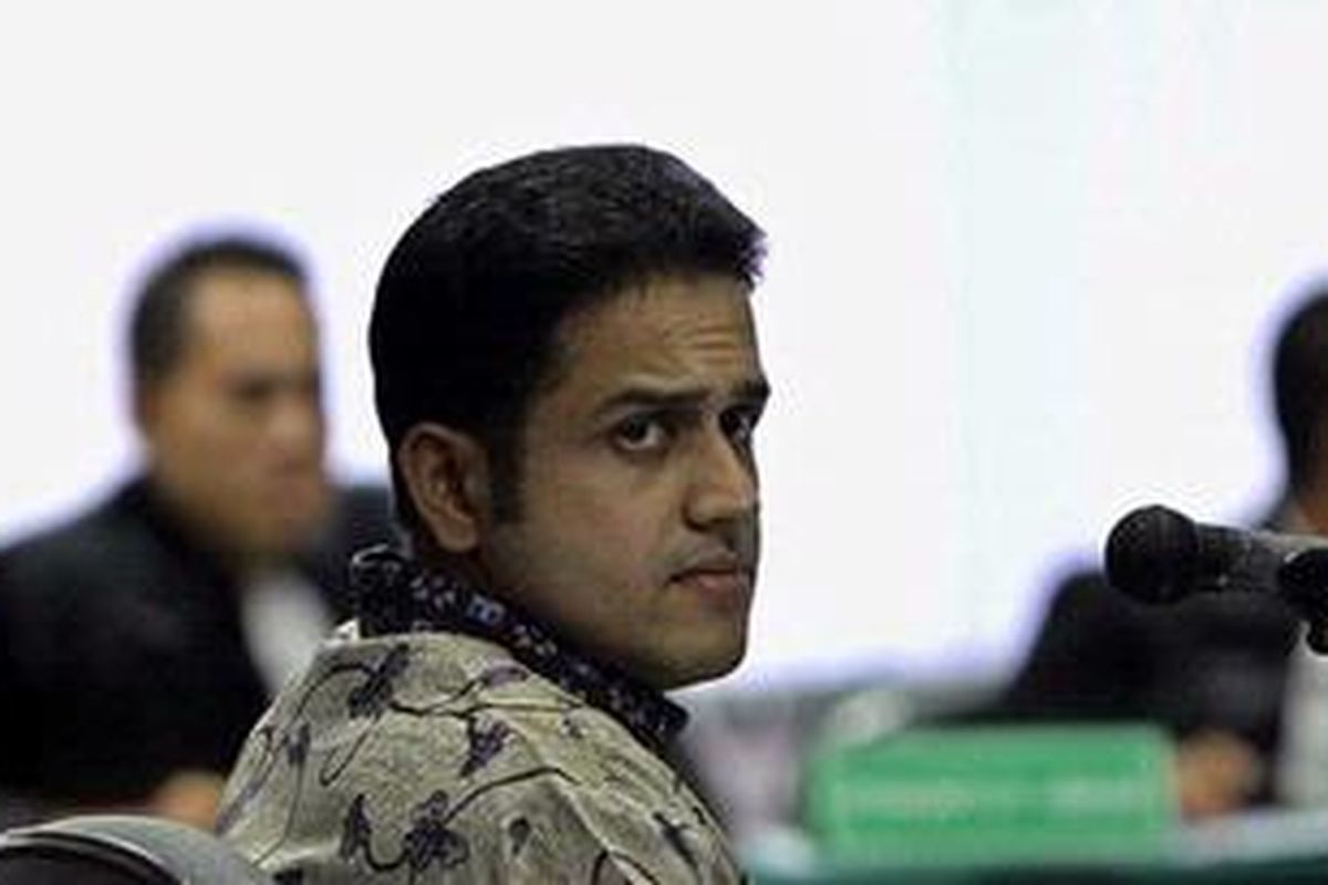 Mantan Bendahara Umum Partai Demokrat, Muhammad Nazaruddin membacakan eksepsi atau keberatan atas dakwaan pada sidang lanjutan di Pengadilan Tipikor, Jakarta Selatan, Rabu (7/12/2011). Dalam dakwaan jaksa, Nazaruddin terancam 20 tahun penjara terkait kasus suap pembangunan wisma atlet SEA Games XXVI Palembang.