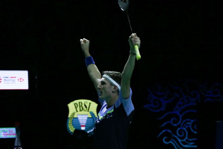 Tunggal putra Denmark, Viktor Axelsen melakukan selebrasi usai bertanding melawan tunggal putra Malaysia, Lee Zii Jia pada laga semifinal Indonesia Open 2022 di Istora Senayan, Jakarta, Sabtu (18/6/2022). Axelsen lolos ke babak final setelah menang dengan skor 19-21, 21-11, dan 23-21.