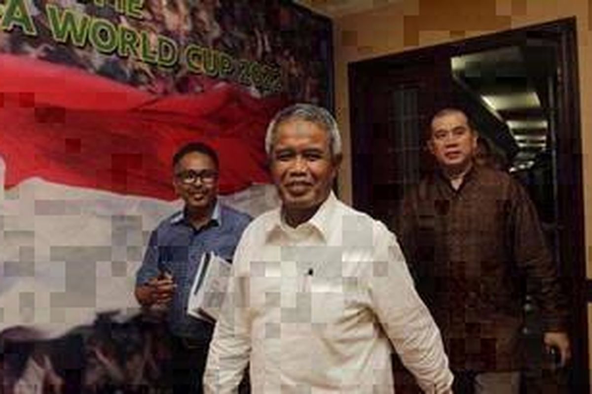 Ketua Umum PSSI Djohar Arifin Husein (tengah) dan Wakil Ketua Umum PSSI Farid Rahman (kanan) di Kantor PSSI, Stadion Utama Gelora Bung Karno, Senayan, Jakarta.