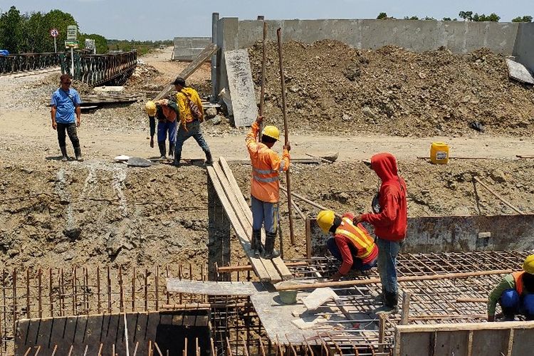 Sejumlah pekerja membuat konstruksi Jembatan Kali Kemiri di wilayah Kecamatan Tegal Barat, sebagai bagian dalam proyek Jalingkut Tegal-Brebes, Jawa Tengah, Selasa (15/9/2020).