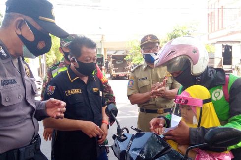 Warga Semarang yang Kedapatan Pakai Masker Diberi Uang Rp 50.000