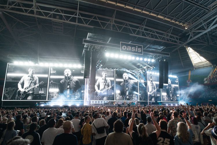 Ilustrasi konser Oasis: Oasis tampil di panggung Principality Stadium di Cardiff pada 4 Juli 2025, dalam konser pembuka tur reuni mereka yang sangat dinantikan, hampir 16 tahun setelah terakhir kali tampil bersama. 