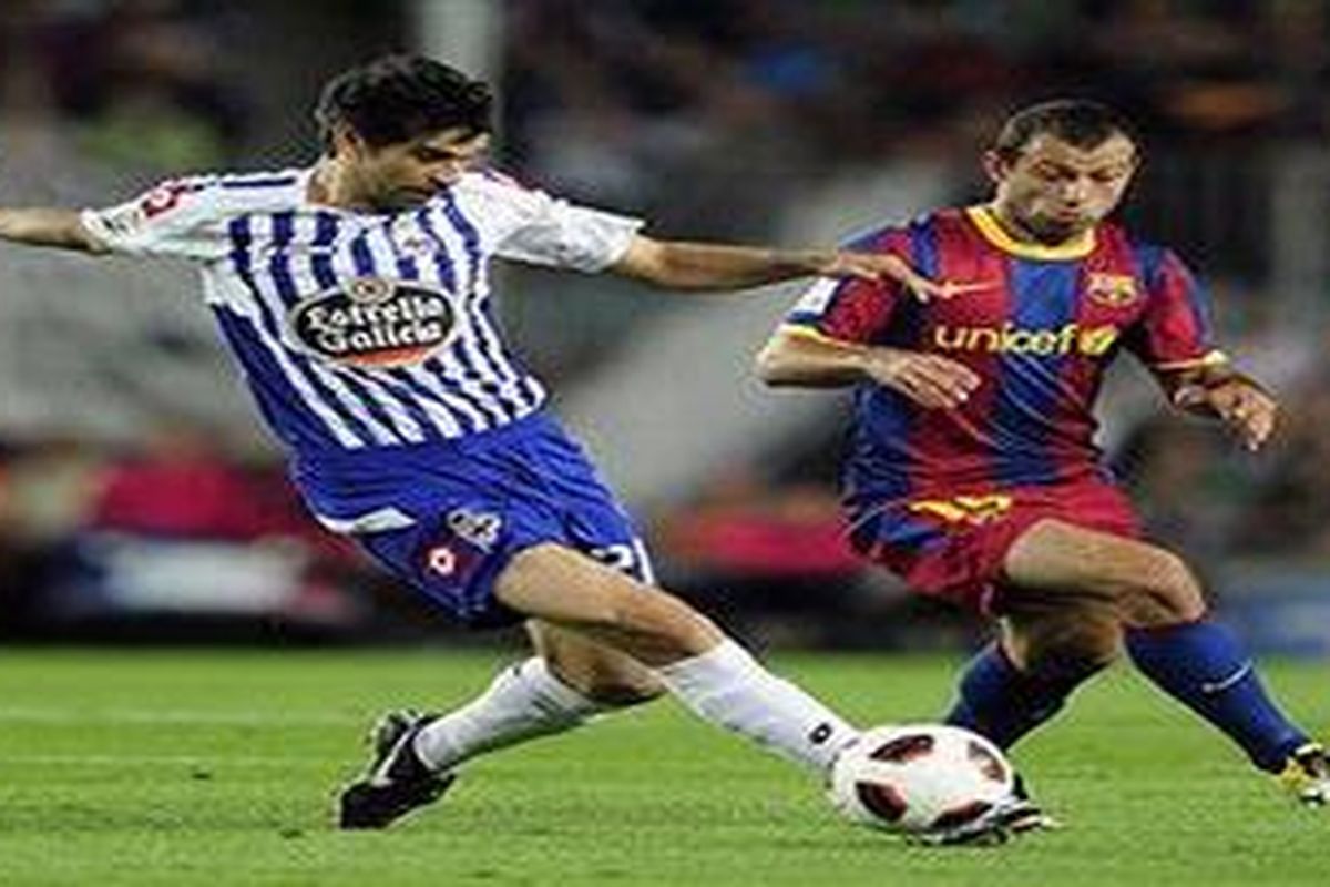Gelandang Barcelona, Javier Mascherano (kanan), mengawal gelandang Deportivo La Coruna, Juan Carlos Valeron, pada duel Liga BBVA, di Camp Nou, Minggu (15/5/2011).