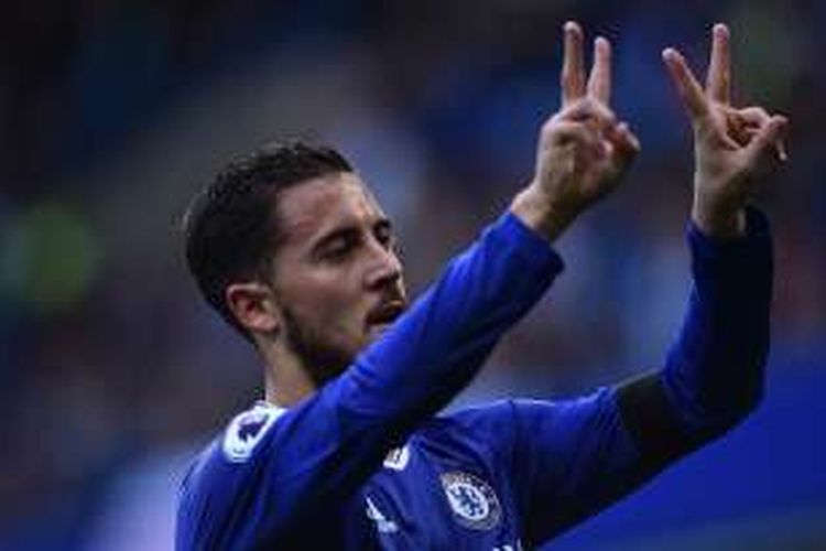 Selebrasi gelandang Chelsea, Eden Hazard, seusai membobol gawang Leicester City, pada pertandingan lanjutan Premier League di Stamford Bridge, Sabtu (15/10/2016). Hazard mendedikasikan golnya untuk rekannya, Willian, yang sedang berduka karena ibunya meninggal. 