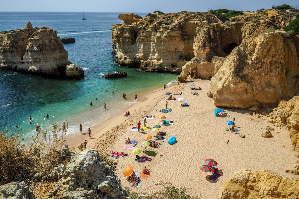 Ilustrasi pantai di Algarve, Portugal.