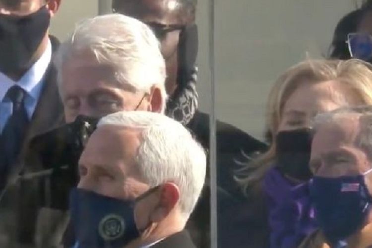 Inilah momen ketika mantan Presiden Amerika Serikat (AS) Bill Clinton terlihat tidur saat pelantikan Presiden Joe Biden di Washington DC, 20 Januari 2021.