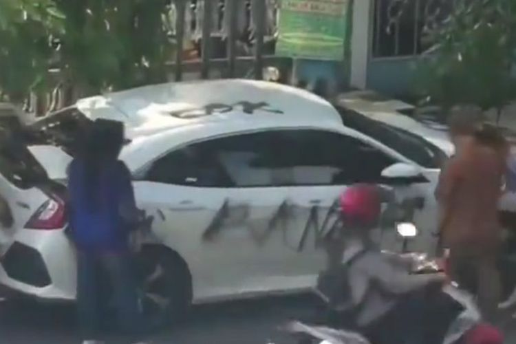 Mobil sedan Honda Civic lansiran 2019 milik Delva Eris Meirinda, yang menjadi sasaran vandalisme di Jalan Soewoko, Lamongan.