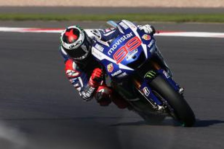 Pebalap Movistar Yamaha asal Spanyol, Jorge Lorenzo, memacu motornya pada sesi latihan bebas ketiga GP Inggris di Sirkuit Silverstone, Sabtu (29/8/2015).