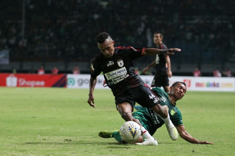 Pertandingan pekan ke-12 Liga 1 2019 antara Persebaya Surabaya vs Persipura Jayapura di Stadion Gelora Bung Tomo, Surabaya, Jumat (2/8/2019).