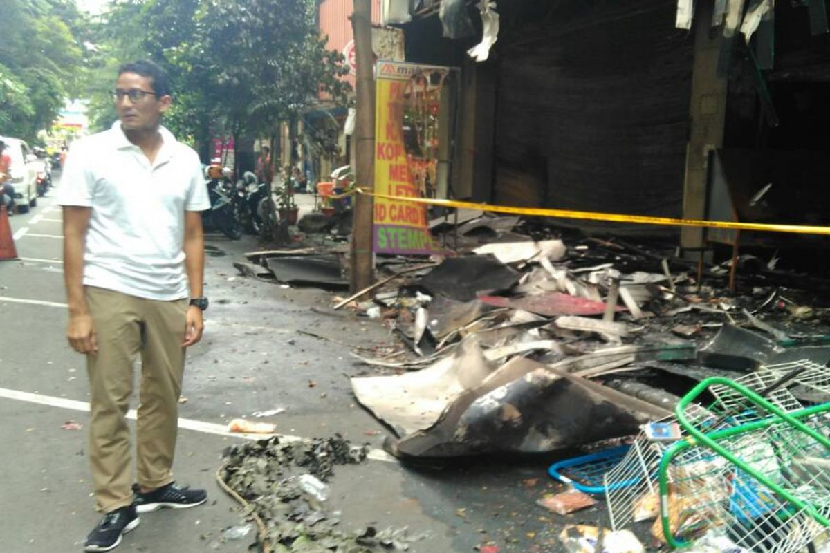 Calon wakil gubernur DKI Jakarta Sandiaga Uno meninjau ruko di kompleks Blok M Square yang terbakar pada Kamis (4/5/2017).