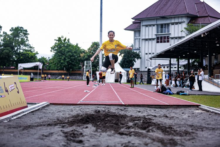 Peserta nomor lompat jauh yang bersaing pada Energen Champion SAC Indonesia 2023 National Championship sedang menjajal lintasan di Stadion Sriwedari, Solo, Kamis (18 Januari 2024).
