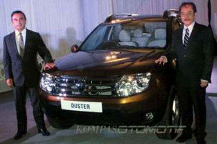 Carlos Ghosn (kiri) dan Jusak Kertowidjojo (kanan) memperkenalkan Renault Duster 