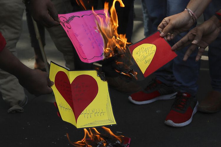Aktivis sayap kanan India Bajrang Dal membakar kartu ucapan selama protes menentang perayaan Hari Valentine di Hyderabad, India, Sabtu, 12 Februari 2022. 