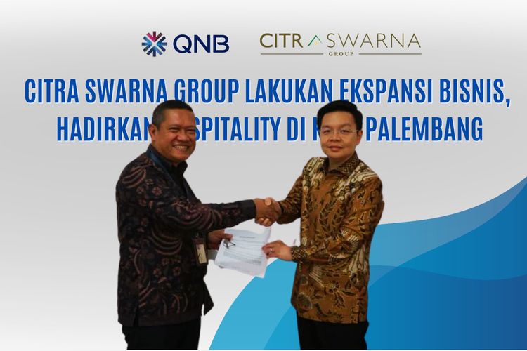 Direktur Utama CSG Victor Yap (kanan) berjabat tangan dengan PT Bank QNb Indonesia Tbk Tofan Martin saat akuisisi aset, Rabu (11/10/2023).