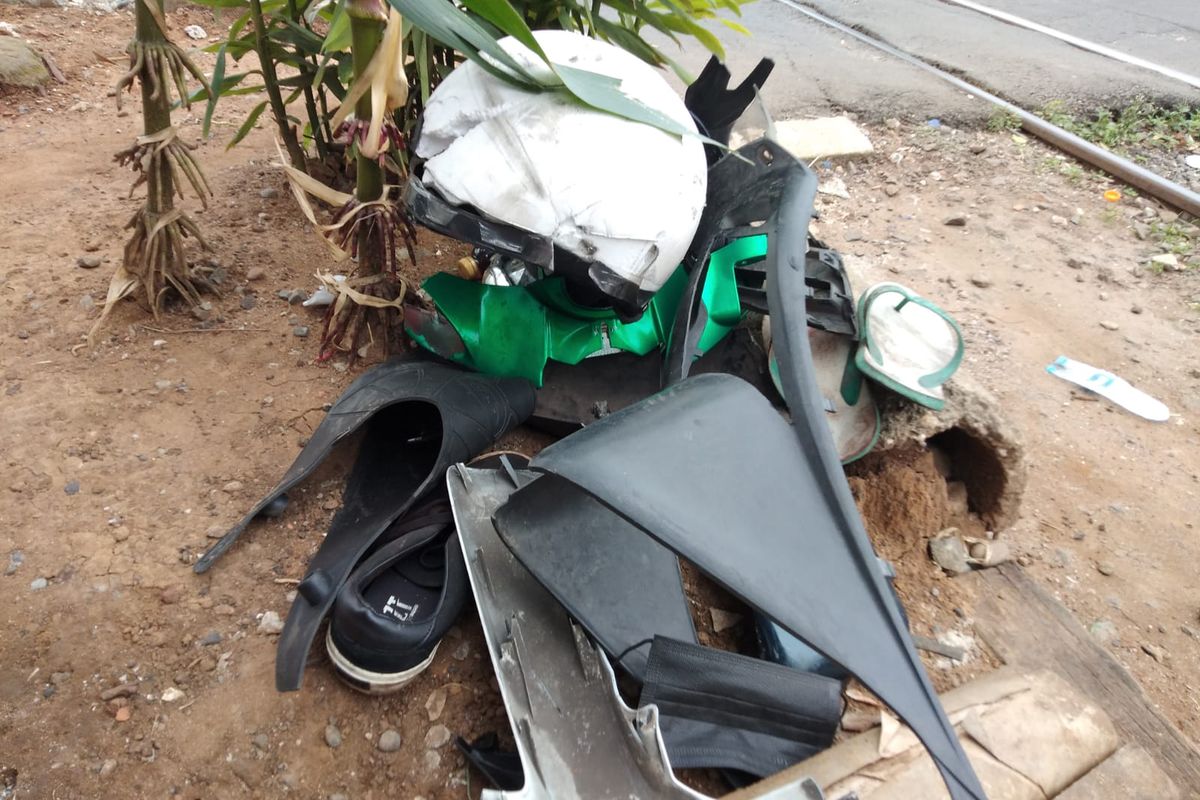 Sejumlah bodi motor yang telah rusak akibat kecelakaan antara sepeda motor dan kereta di Jalan Garuda, Kemayoran, Jakarta Pusat, Kamis (10/2/2022).
