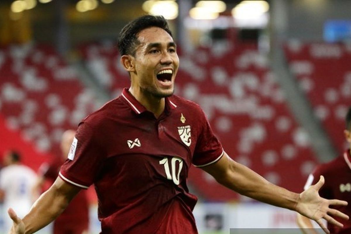 Striker timnas Thailand, Teerasil Dangda,merayakan golnya ke gawang Filipina pada matchday keempat Grup A Piala AFF 2020 yang berlangsung di National Stadium, Singapura, Selasa (14/12/2021).