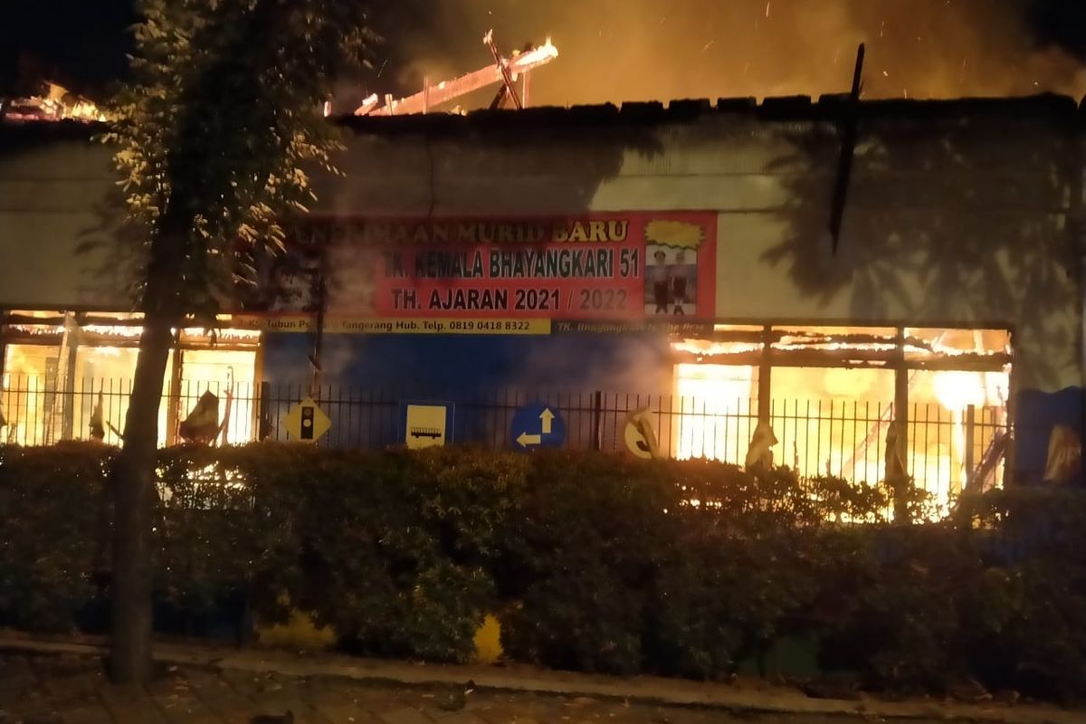 Kondisi saat Gedung PAUD Bhayangkari di Jalan KS Kubun, Karawaci, Kota Tangerang, tengah dilalap si jago merah, Minggu (6/6/2021) sekitar pukul 04.30 WIB.