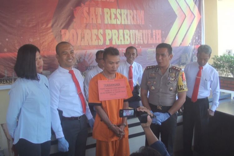 Edodi alias Leo harus mempertanggungjawabkan perbuatannya karena menyebar foto syur seorang bidan di Kota Prabumulih ke media sosial. Edodi ditangkap di Kota Lubuk Linggau setelah diintai penyidik selama tiga hari.