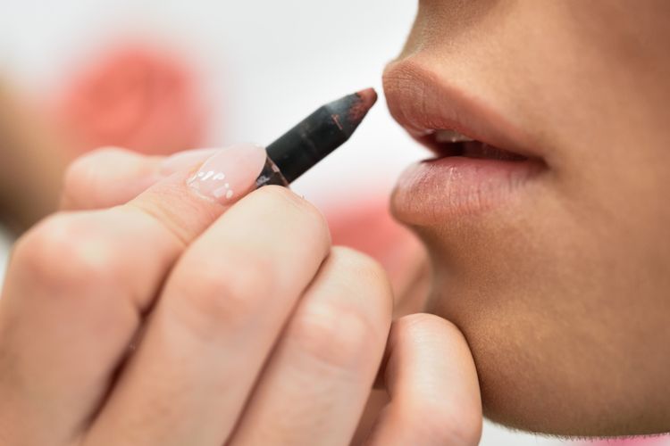 Cara Pakai Lip Liner yang Benar agar Bibir Tampak Penuh dan Rapi