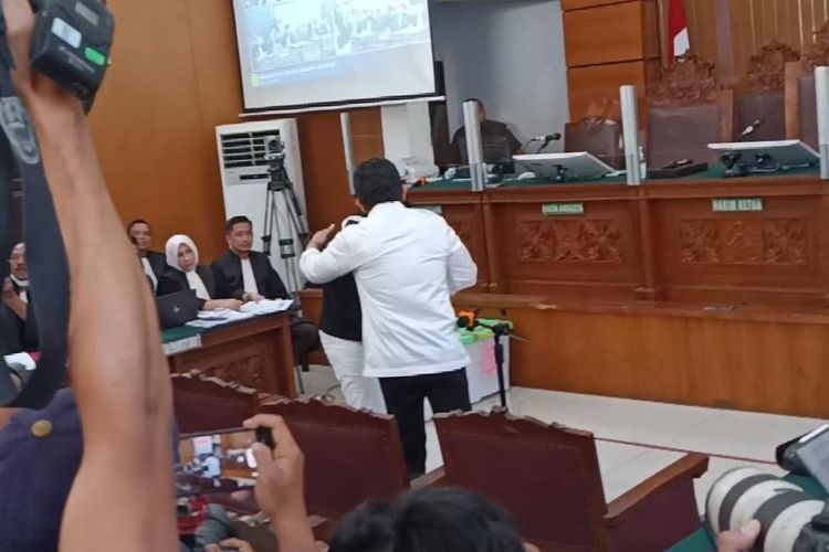 Terdakwa kasus pembunuhan Brigadir J, Ferdy Sambo (pakaian putih) memeluk Putri Candawathi saat tiba di ruang sidang di Pengadilan Negeri Jakarta Selatan, Selasa (29/11/2022).