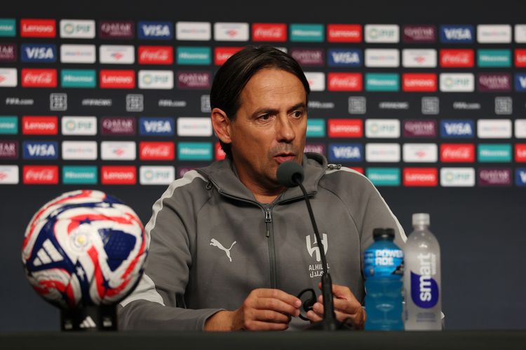 Pelatih Al Hilal, Simone Inzaghi, berbicara kepada media dalam konferensi pers pasca laga Grup H Piala Dunia Antarklub FIFA 2025 antara Al Hilal dan CF Pachuca di GEODIS Park pada 26 Juni 2025 di Nashville, Tennessee.