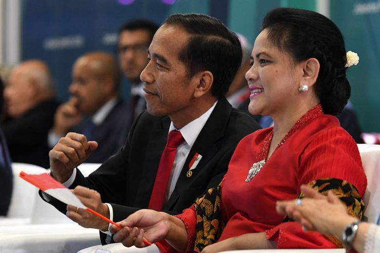 Presiden Joko Widodo (kiri) didampingi Ibu Negara Iriana Joko Widodo (kanan) berjoged saat penyanyi Via Vallen membawakan lagu Meraih Bintang pada Upacara Pembukaan Asian Games ke-18 Tahun 2018 di Stadion Utama GBK, Senayan, Jakarta, Sabtu (18/8). INASGOC/Puspa Perwitasari/Spt/18