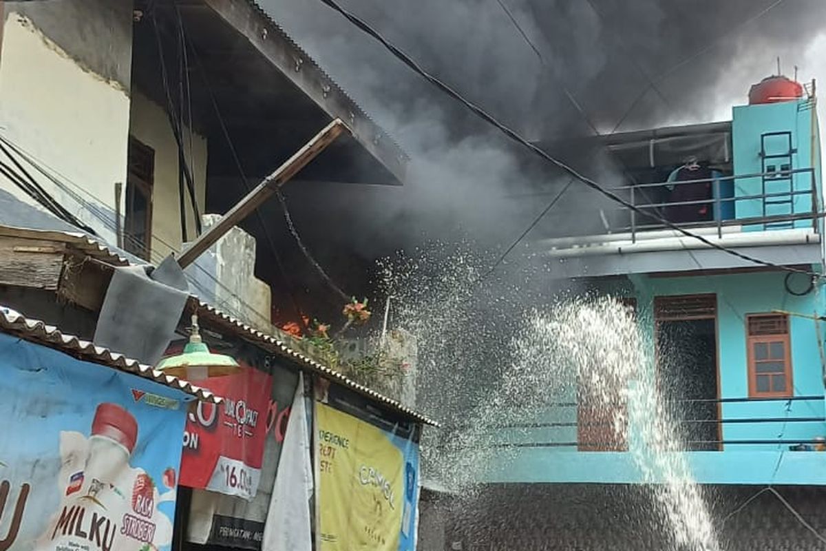 Kebakaran melanda sebuah rumah tinggal di Jalan Lagoa Kanal RT 09 RW 02, Kebon Bawang, Tanjung Priuk, Jakarta Utara, pada Kamis (7/10/2021). 