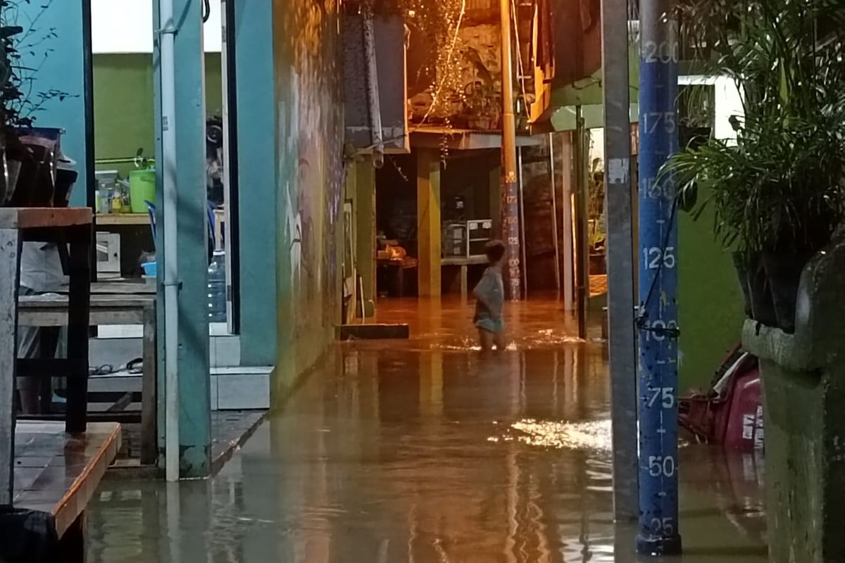 Banjir di RW 04 dan RW 05 di Kebon Pala, Kampung Melayu, Jatinegara, Jakarta Timur, berangsur surut, Senin (19/6/2023).