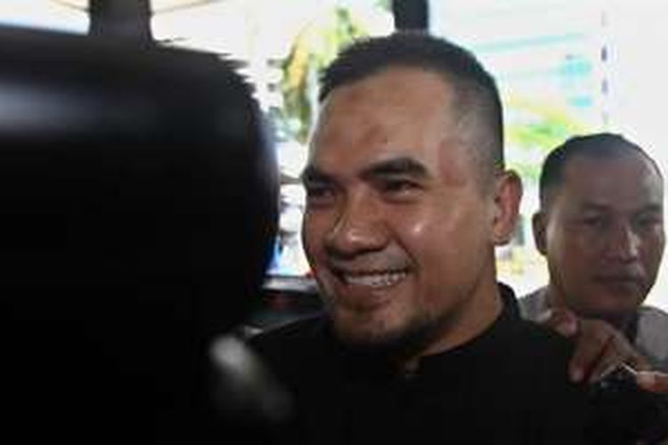 Terpidana kasus pelecehan seksual anak di bawah umur, Saipul Jamil, tiba di kantor KPK, Jakarta, untuk menjalani pemeriksaan, Senin (18/7/2016). Saipul diperiksa sebagai saksi untuk tersangka Rohadi terkait kasus dugaan suap meringankan vonisnya di Pengadilan Negeri  Jakarta Utara.