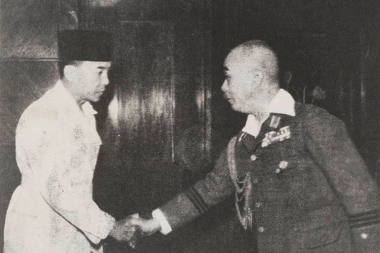 Soekarno saat menjadi ketua Chuo Sangi-In atau Dewan Pertimbangan Pusat pada masa pendudukan Jepang.
 