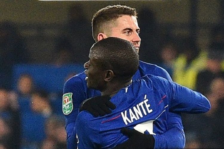 NGolo Kante merayakan golnya bersama Jorginho pada pertandingan Chelsea vs Tottenham Hotspur di Stadion Stamford Bridge dalam semifinal Piala Liga Inggris, 24 Januari 2019.