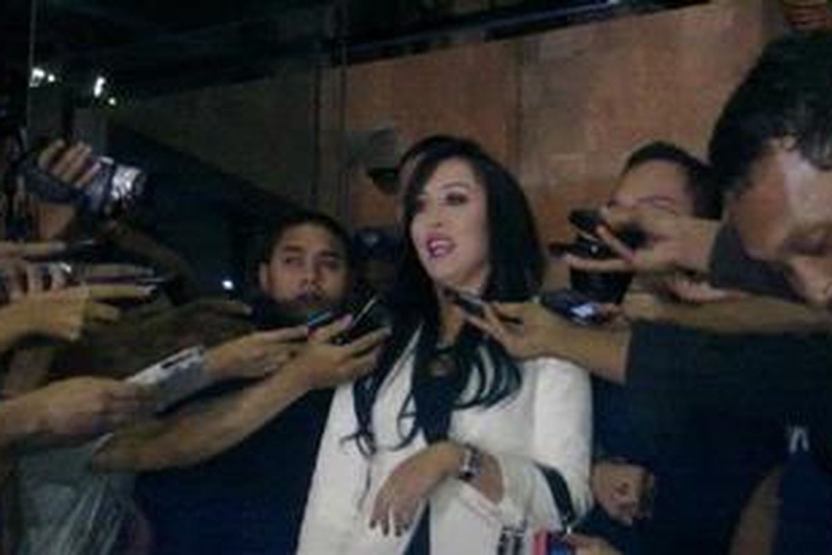 Angelina Sondakh usai diperiksa sebagai saksi dugaan kasus suap pembangunan wisma atlet SEA Games, di Palembang, Sumatera Selatan selama delapan jam oleh KPK, Kamis (15/9/2011).