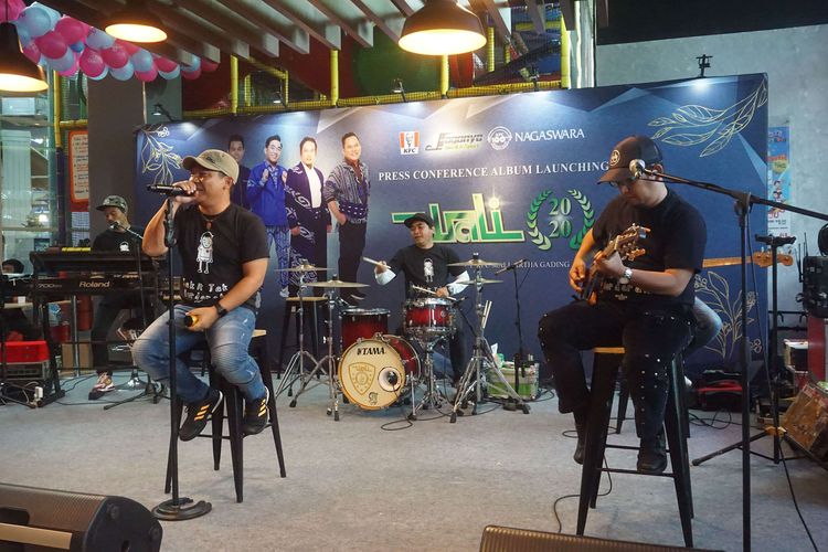Band Wali menyanyikan lagu Bocah Ngapa Ya dan lagu Lamar Aku yang termasuk dalam album WALI 20.20 di KFC Mall Artha Gading, Jakarta, Kamis (12/3/2020).