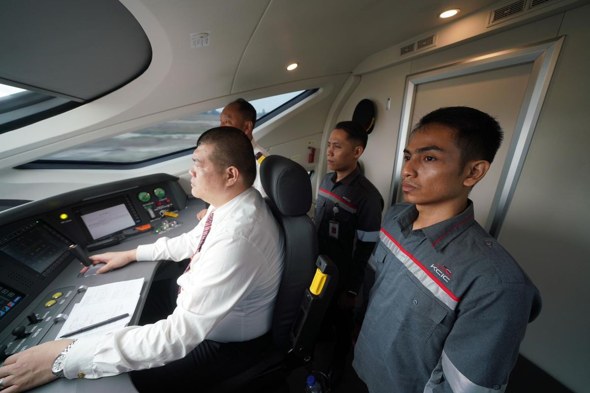 72 Calon Masinis Whoosh Dilatih Masinis Kereta Cepat Profesional dari China