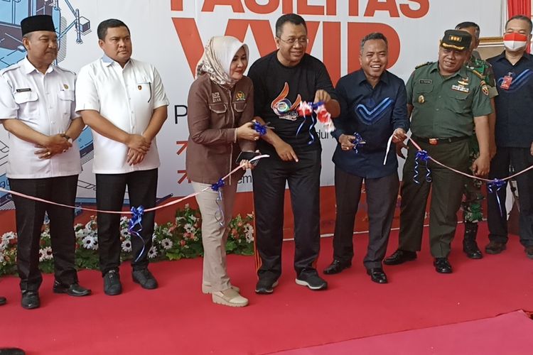 Gubernur saat menghadapi kegiatan peresmian ruang VIP untuk pekerja migran di Bandara Lombok
