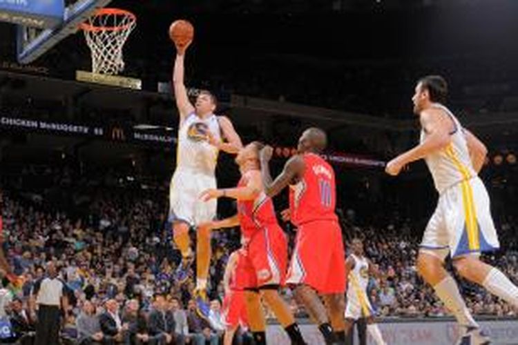 Pebasket Golden State Warriors, David Lee (kiri) melakukan dunk saat timnya bertemu Los Angeles Clippers di Oracle Arena, Oakland, Kamis (30/01/2014).