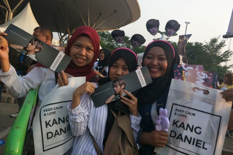 Tiga wannables, yakni Iis, Fifi dan Putri, tidak bisa menonton aksi panggung Wanna One di Indonesia Convention Exhibition, BSD City, Tangerang, Minggu (15/7/2018), karena tidak memiliki tiket. 