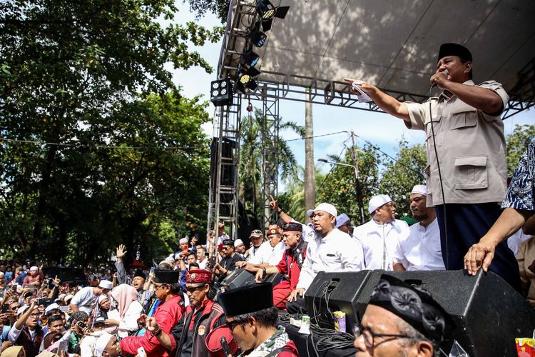 Capres nomor urut 02, Prabowo Subianto saat mendeklarasikan kemenangannya pada Pilpres 2019 di kediaman Kertanegara, Jakarta Selatan, Jumat (19/4/2019). Prabowo kembali mendekalarasikan kemenangannya versi real count internal BPN sebesar 62 persen.