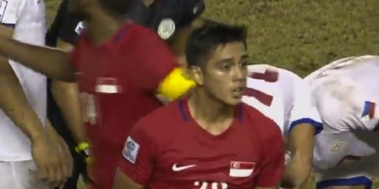 Pemain Singapura, Hafiz Abu Sujad, menerima kartu merah setelah melakukan pelanggaran keras terhadap pemain Filipina dalam laga Grup A Piaal AFF 2016, di Philippine Sports Stadium, Bocaue, Sabtu (19/11/2016).