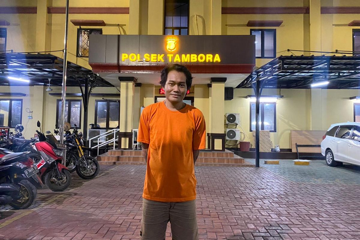 Pengedar narkoba inisial AW alias Elung (32) ditangkap jajaran Polsek Tambora pada 19 Desember 2022 lalu. Hal itu diungkapkan Kapolsek Tambora Kompol Putra Pratama kepada wartawan, Selasa (17/1/2023).