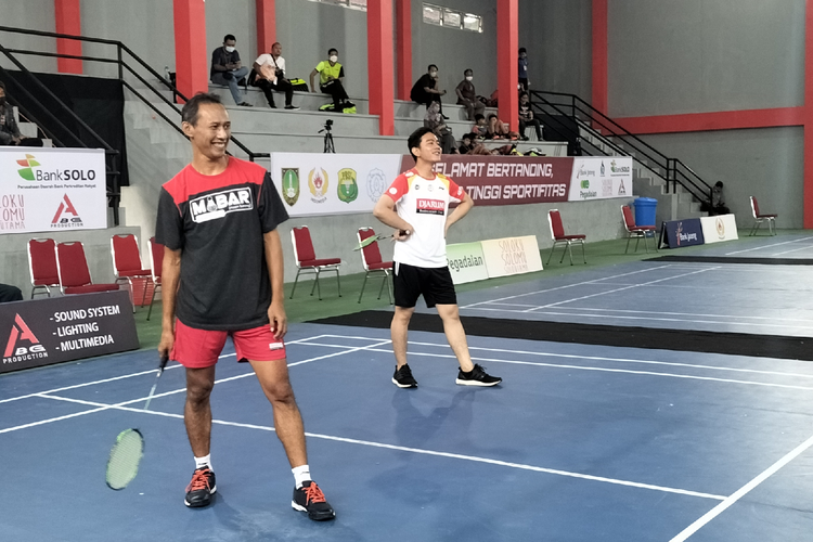 Gibran Rakabuming Raka berpasangan dengan Sigit Budiarto mantan pemanin ganda putra badminton Indonesia saat tampil di kejuaraan Eksebisi Bulu Tangkis Kejurnot  Piala Wali Kota Surakarta 2022